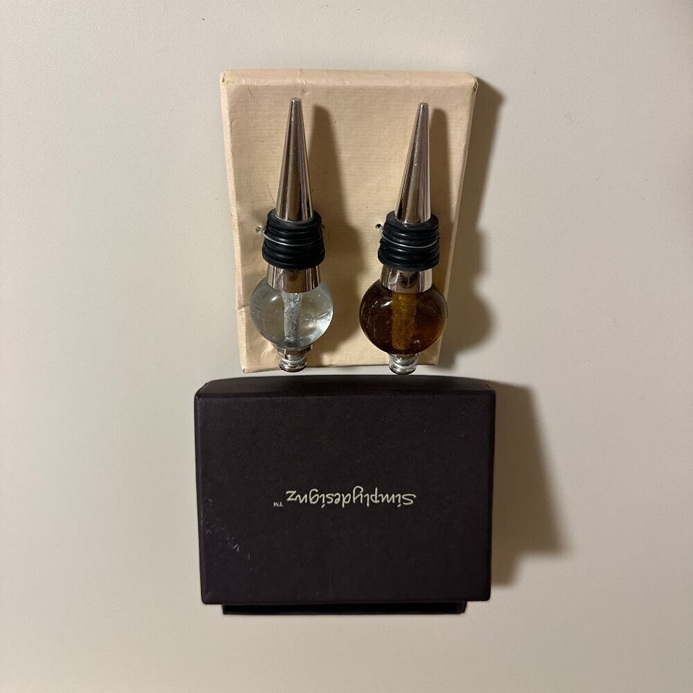 Simplicity Wine Bottle Stoppers - Clear and Brown